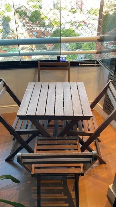 Conjunto de mesa e cadeiras de madeira para varanda