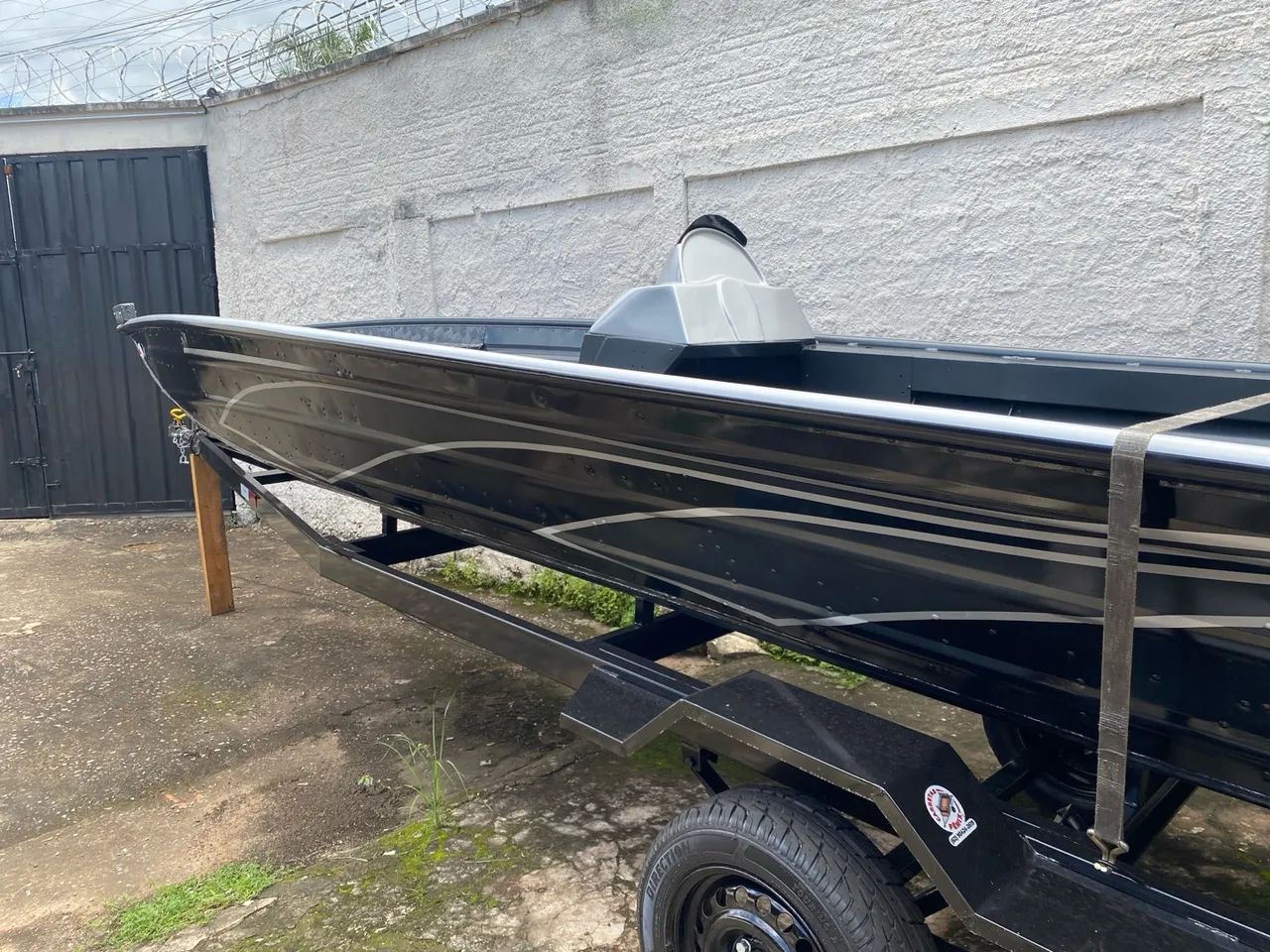 Lancha 6 metros na cor preta com detalhes pratas e acompanha berço| Nova - Foto 5