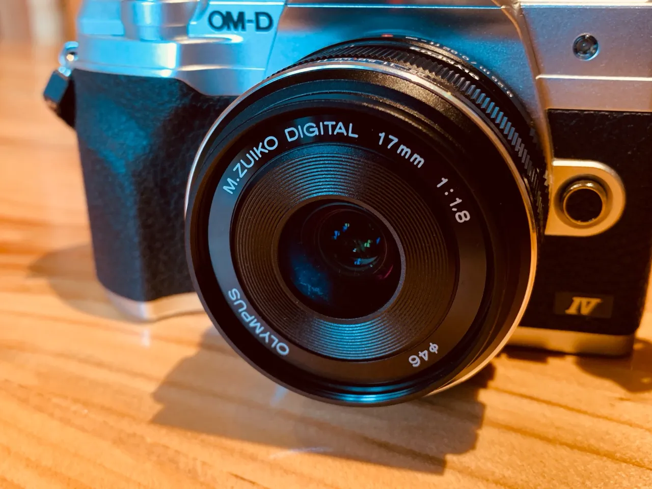 Camera Olympus E-m10 Mark IV + Lente 17 mm