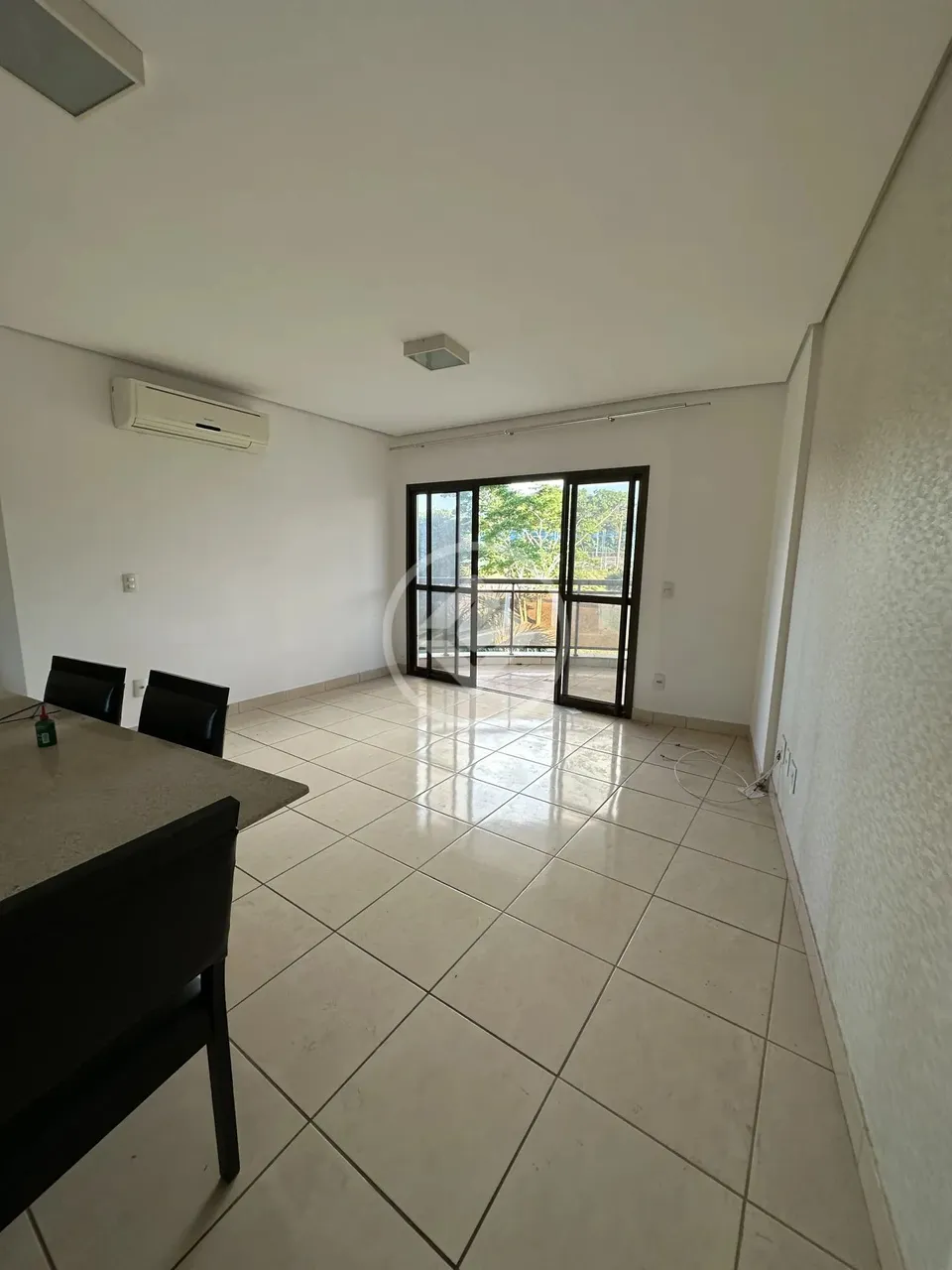 Apartamento com 3 quartos, sendo 1 suite, sala, banheiro social, banheiro de funcionária,v