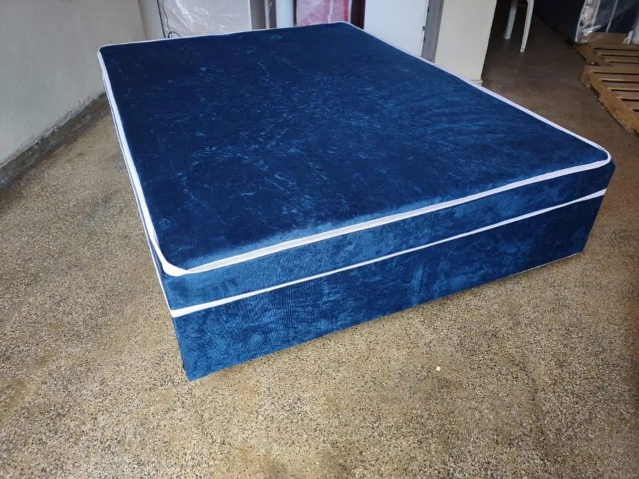 Cama Box Casal Vermelha com Detalhes Brancos - Foto 2