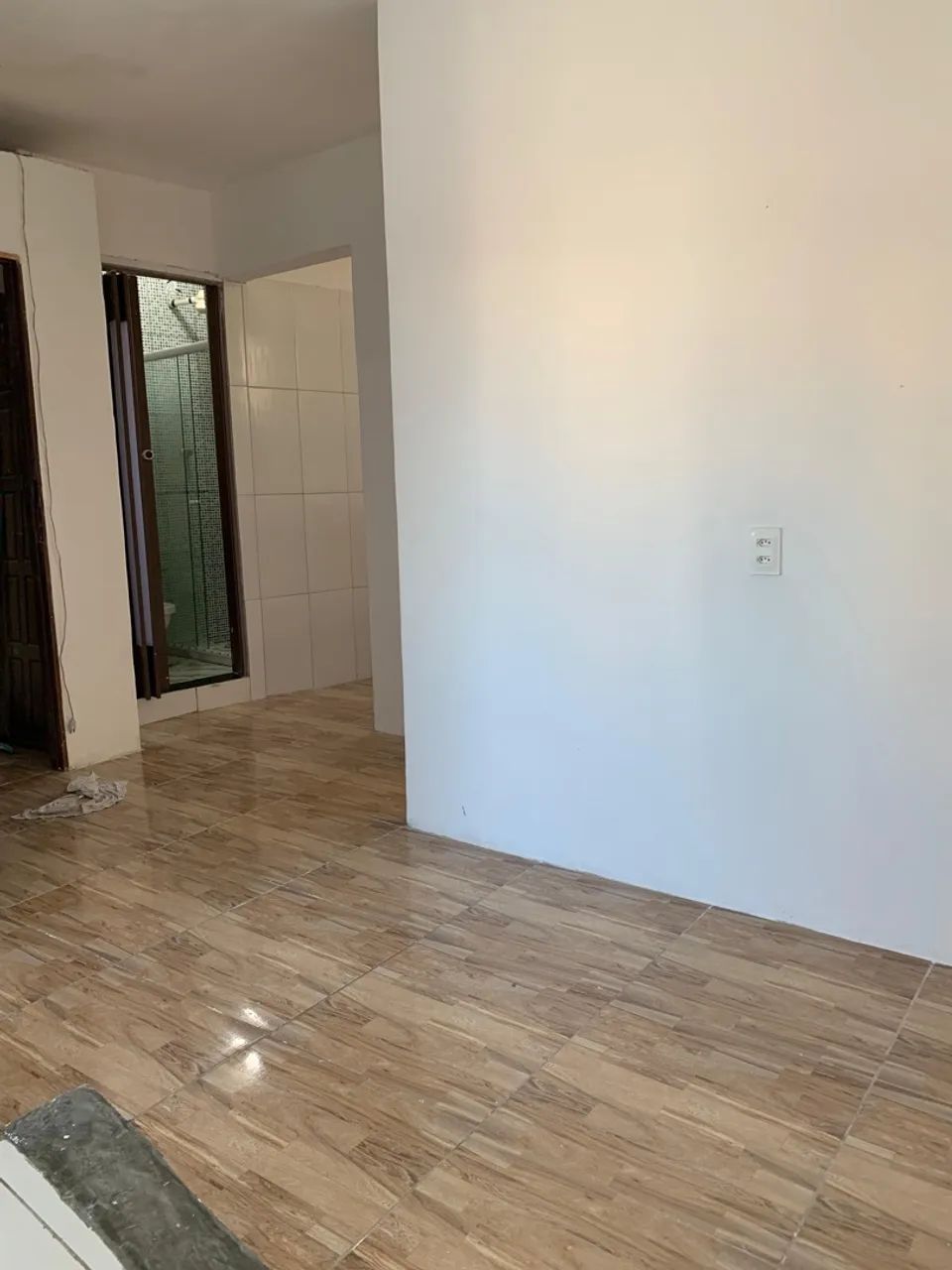 Aluga-se apto 2/4, próximo à praia.