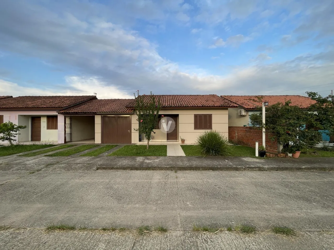 Casa 2 dormitórios em condomínio fechado no bairro Jardim Berleze