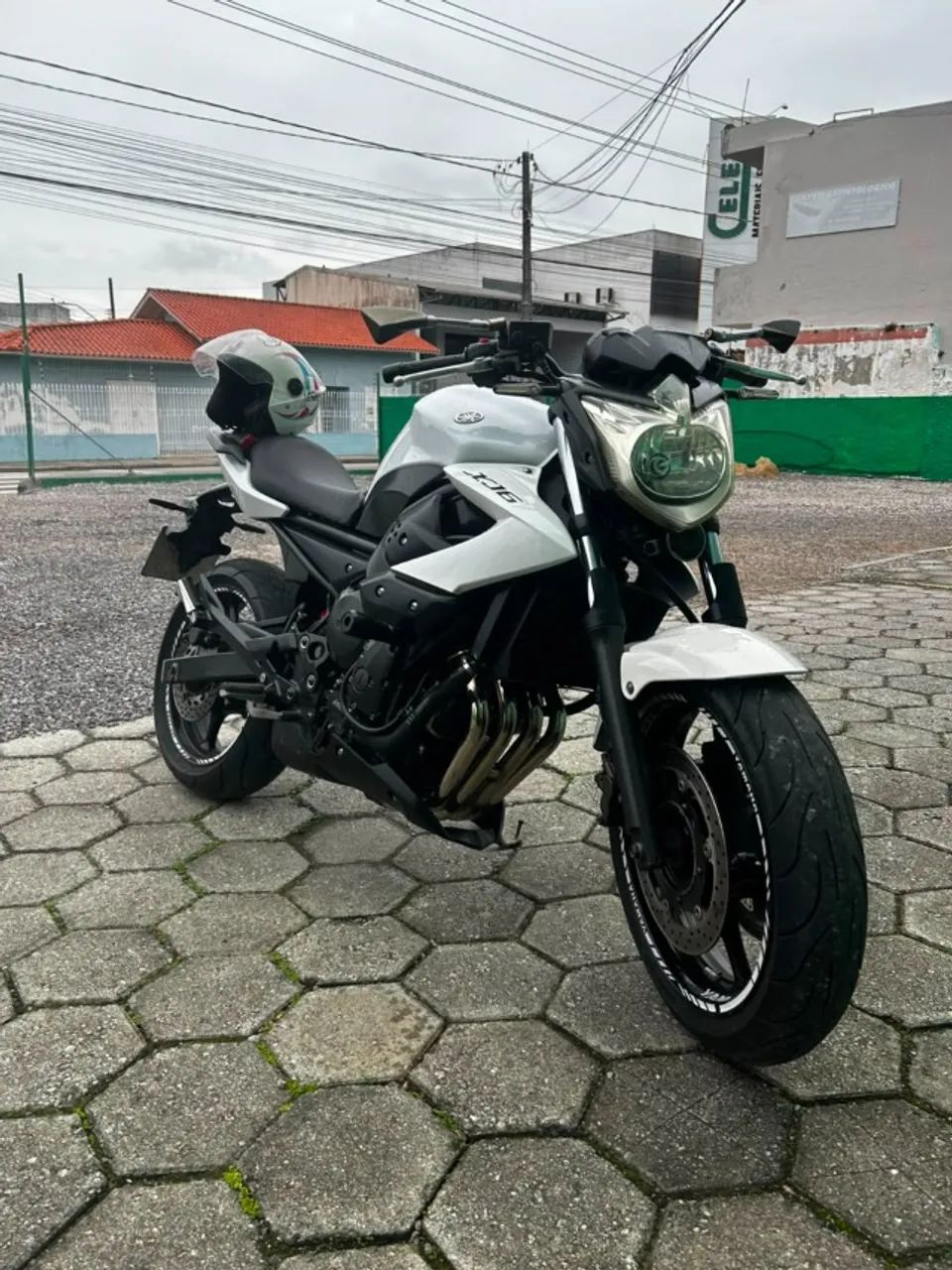 ? YAMAHA XJ6 N 600cc 2012 ?