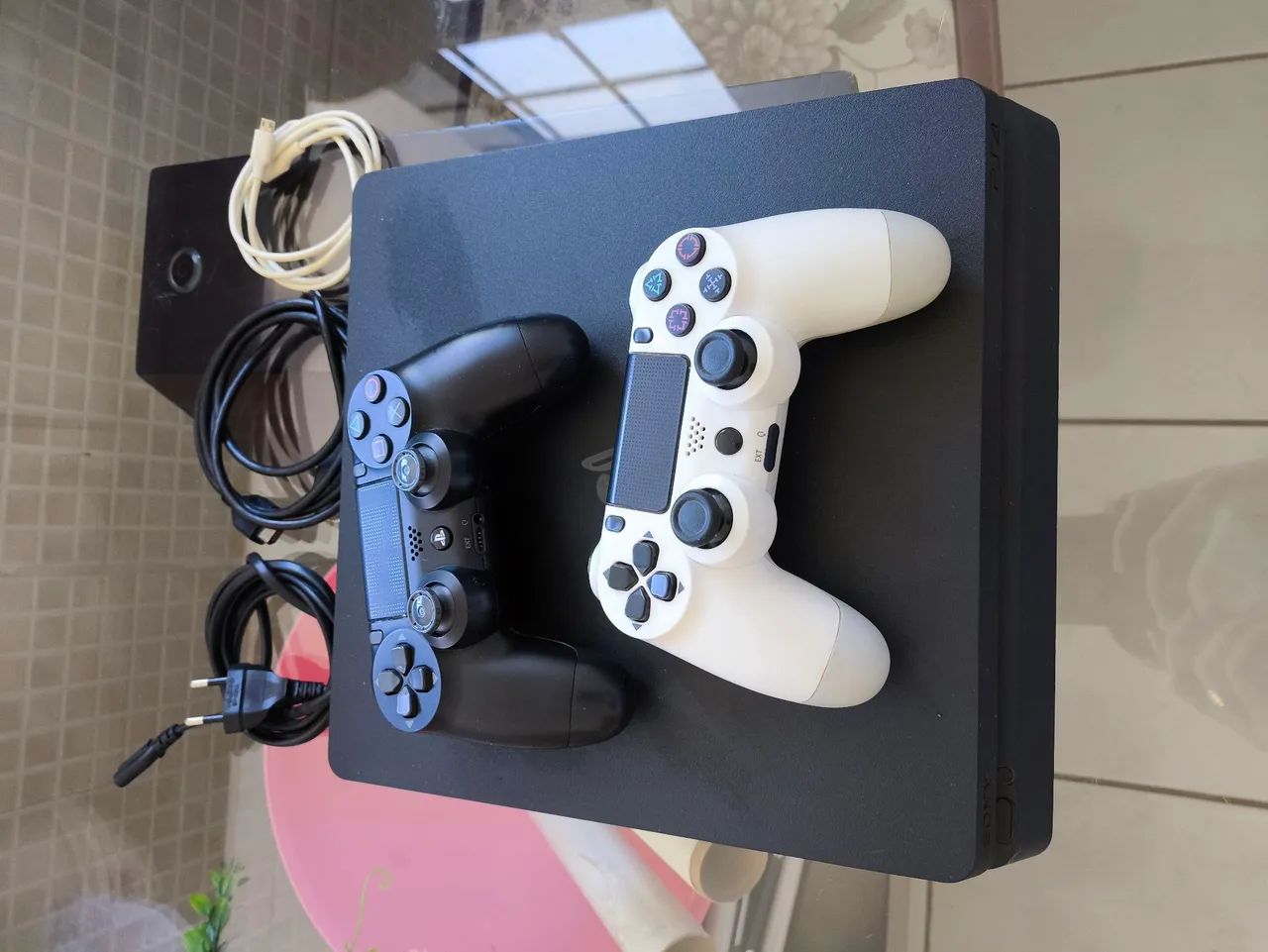 PS4 SLIM - 1T - 2 CONTROLES 