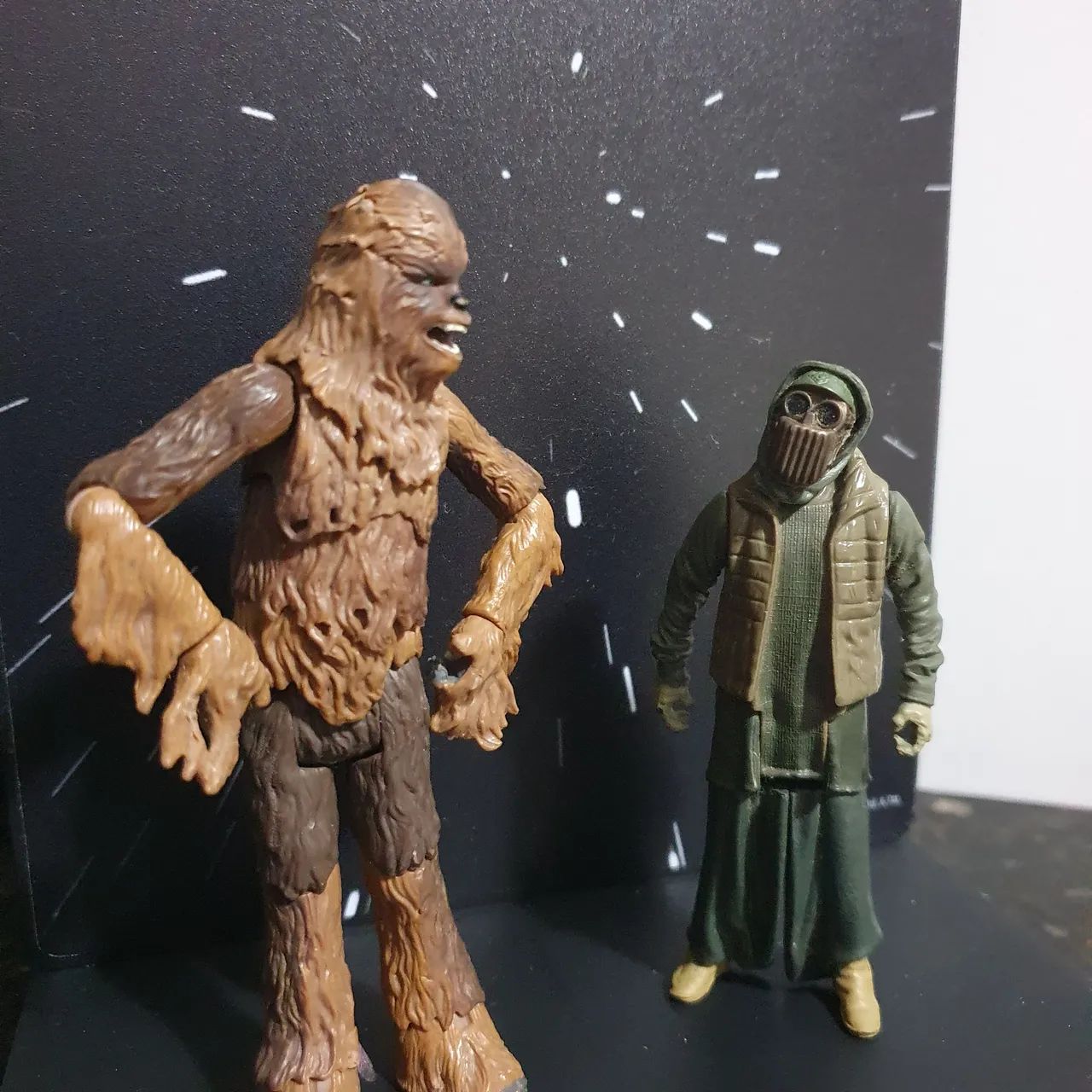 Kit Action Figure Star Wars Chewbacca + Unkars Thug + Base - Foto 2