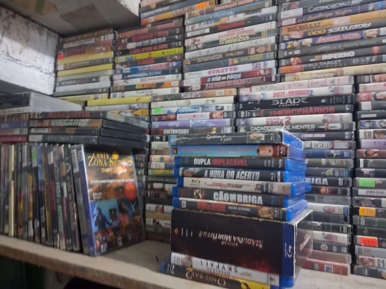 Vendo 250 DVDs, vários títulos.