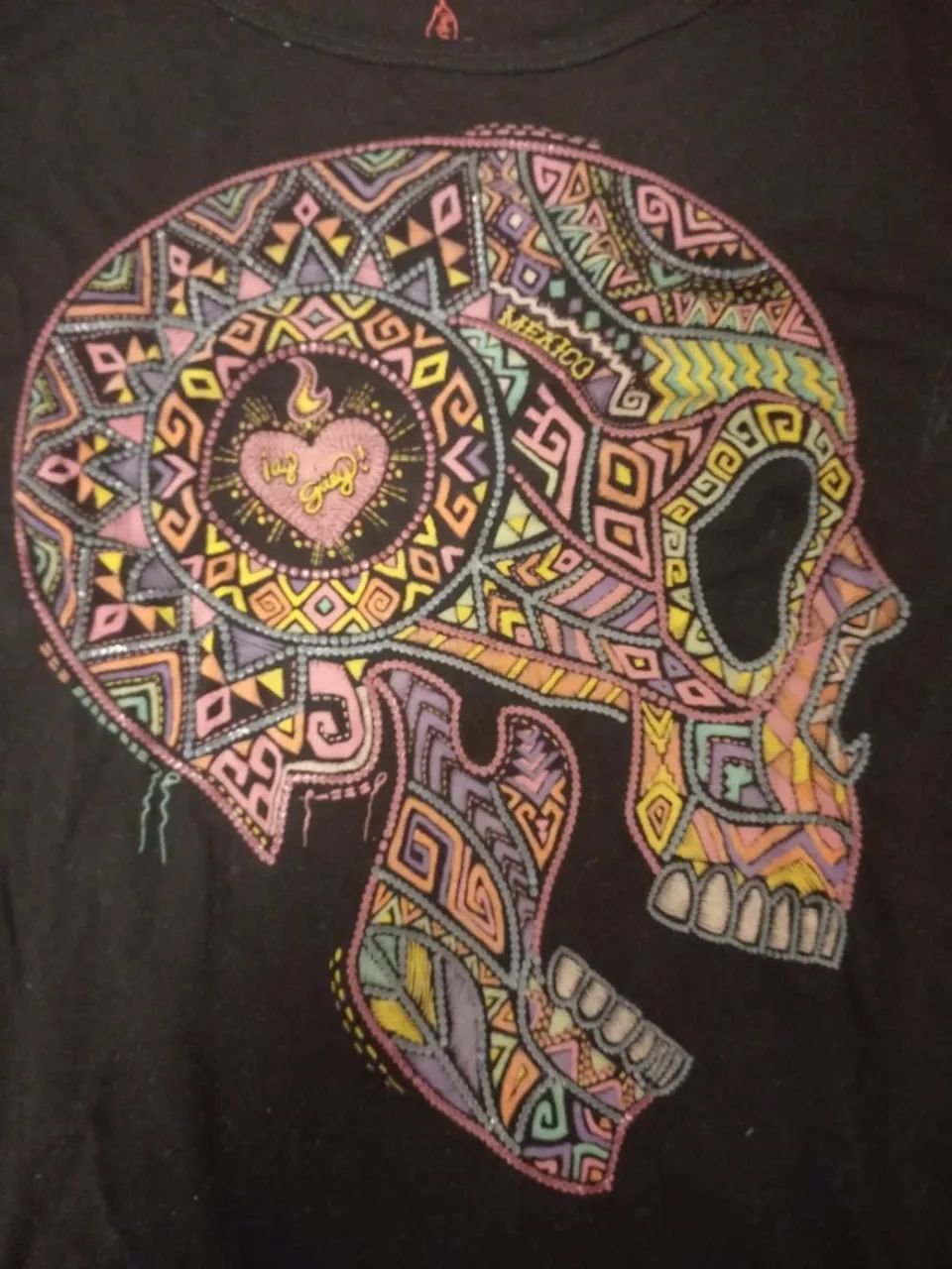 Camiseta com caveira colorida tam M - Foto 2