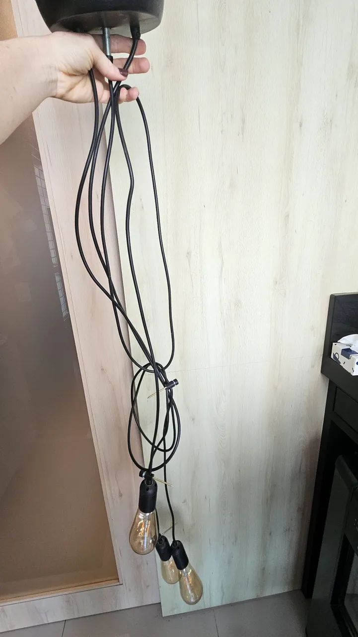 Luminária pendente tripla com lâmpadas funcionando