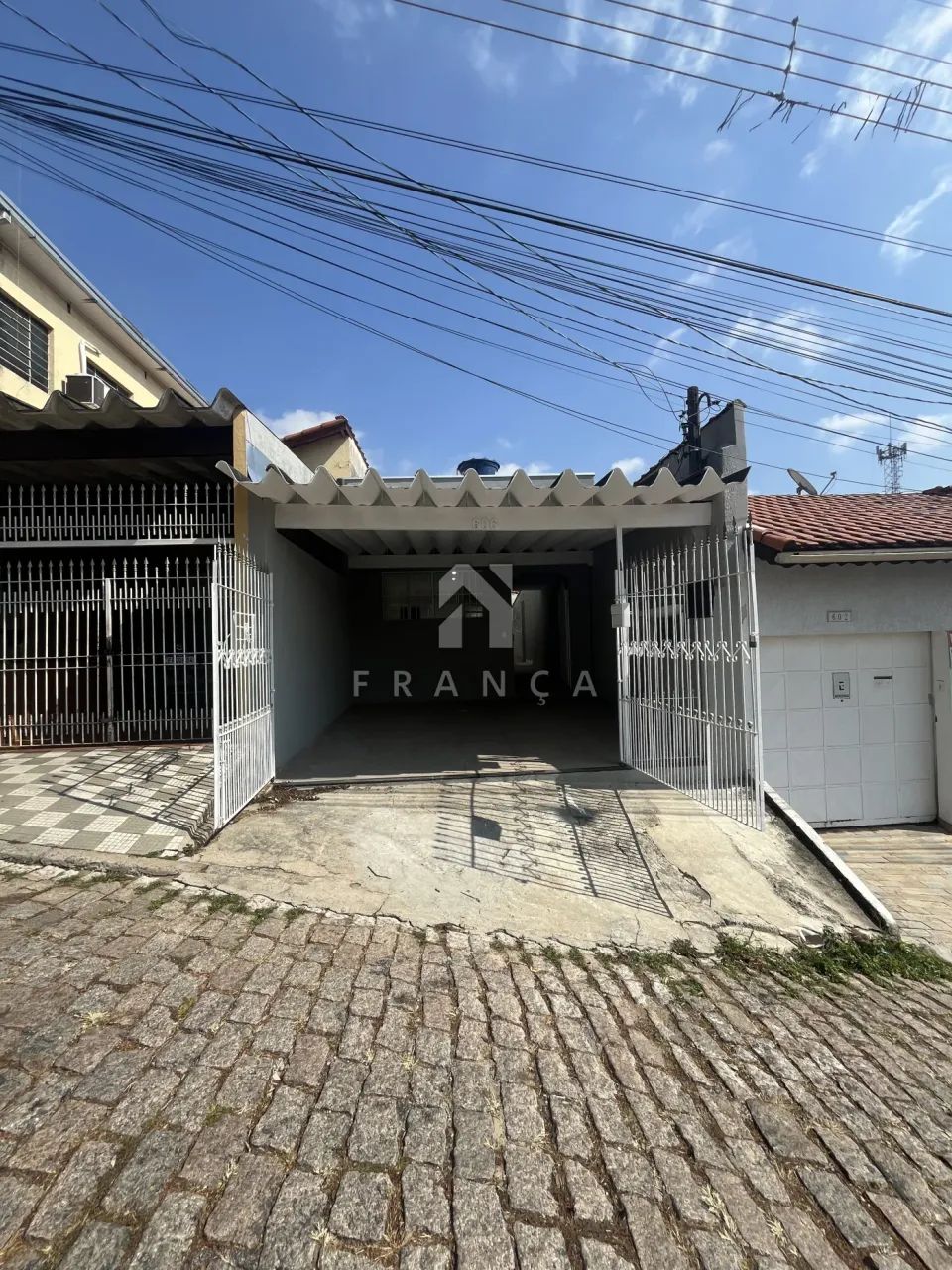 CASA REFORMADA COM 2 QUARTOS - JD. BELA VISTA