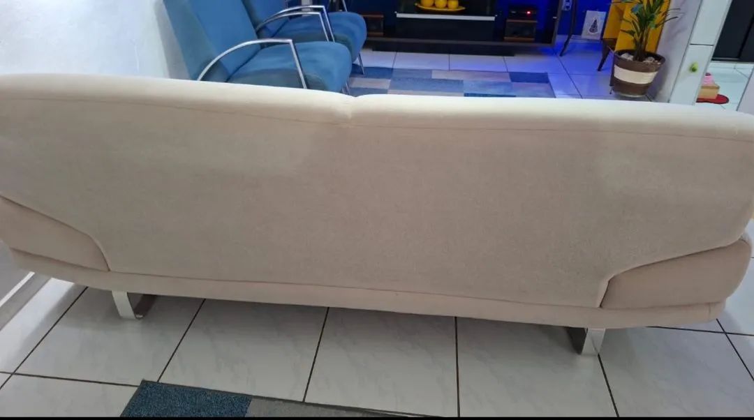 Sofa 3 lugares com pes cromados Top semi novo - Foto 2