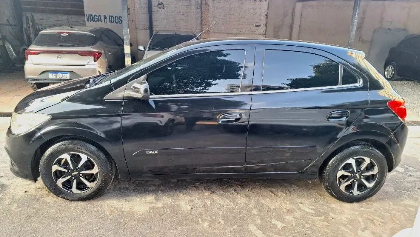 Chevrolet Onix JOY Hatch 1.0 8V Flex Mec. 4P 2017 - Foto 4