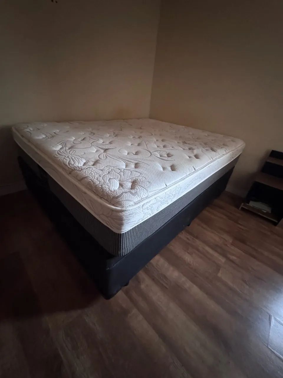 Cama casal queen 