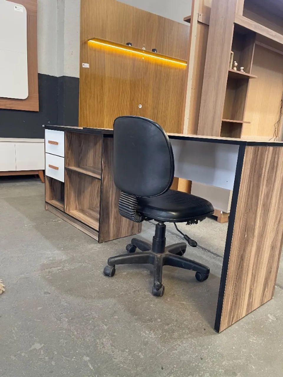 MESA DE ESCRITÓRIO COM 2 GAVETAS R$499,99 - Foto 2