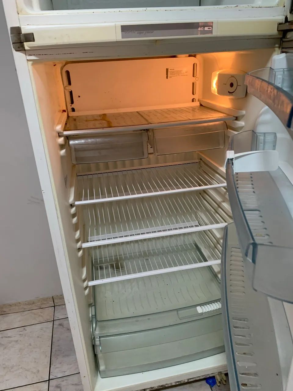 Vendo geladeira completinha com todos os acessórios e bem conservada - Foto 3