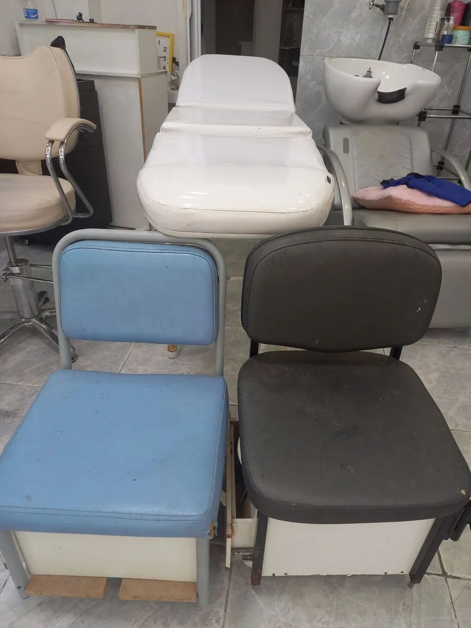 Dois carrinhos de manicure e uma maca!! - Foto 4