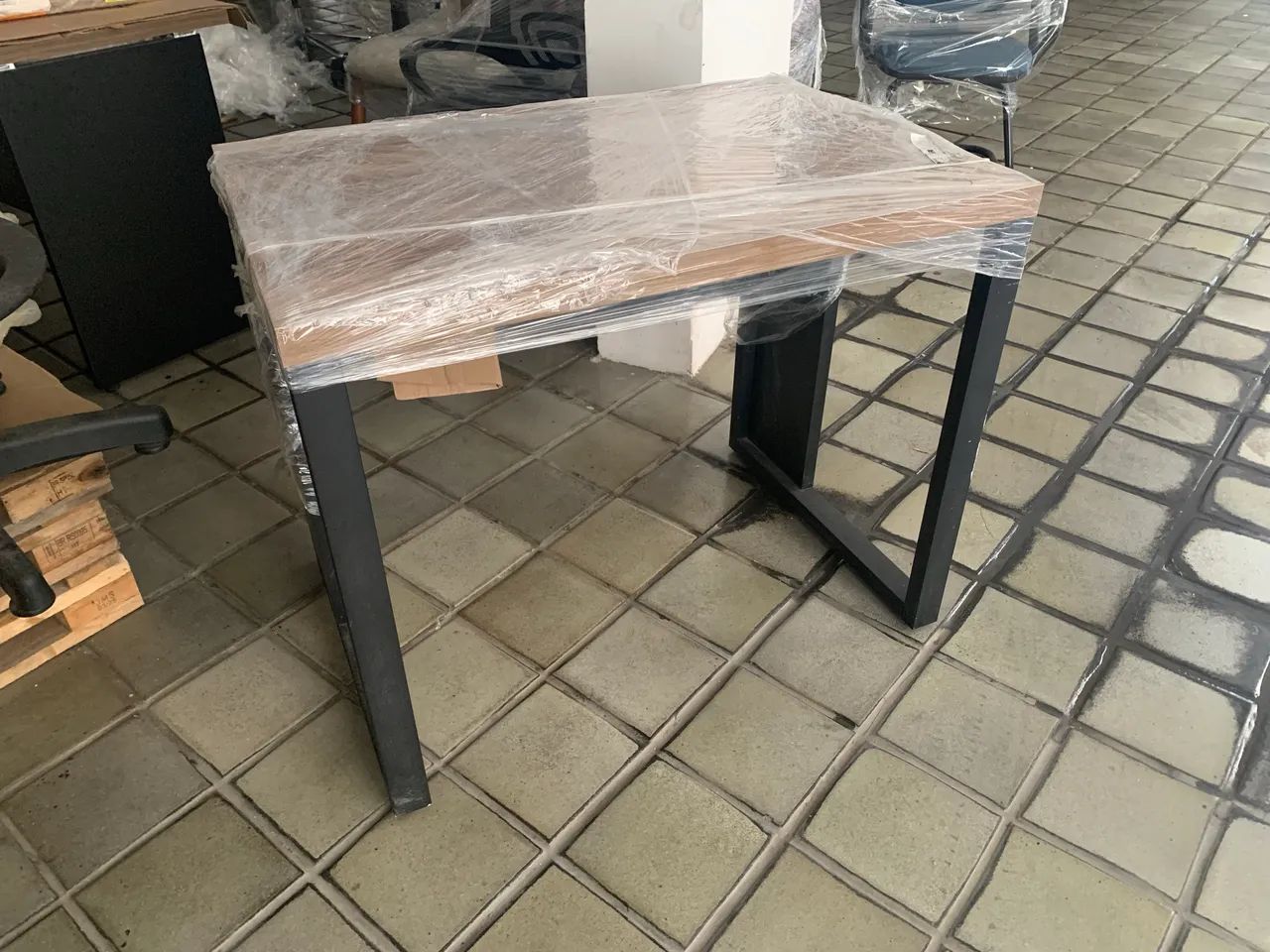 Mesa escritório base metálica tampo MDP