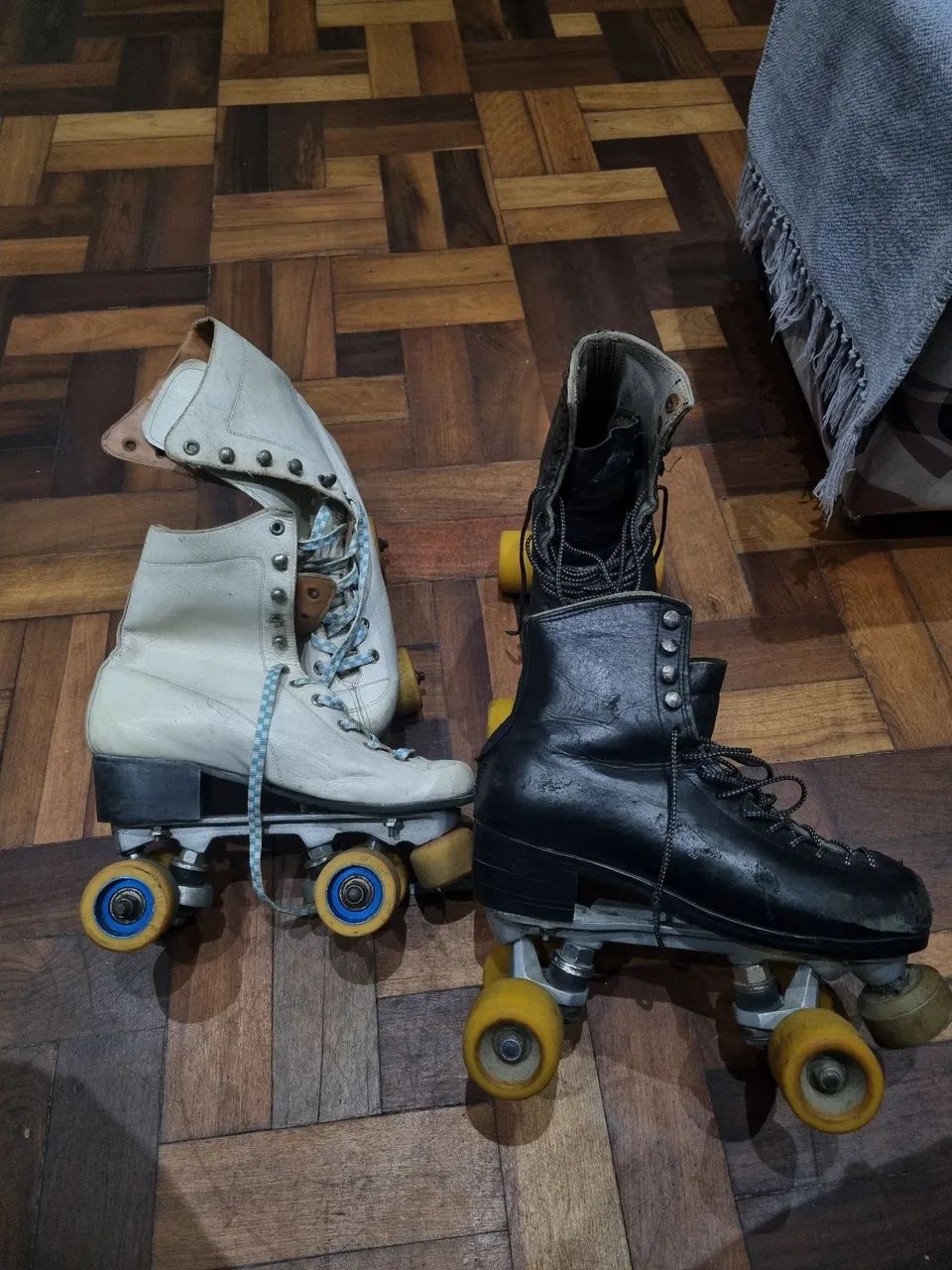 Dois pares de patins 