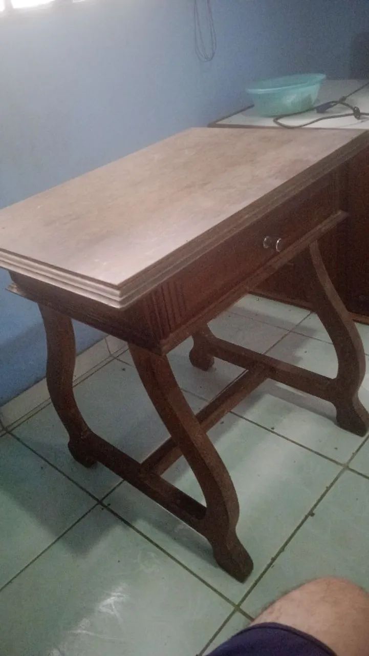 Mesa madeira maciça com gaveta  - Foto 2