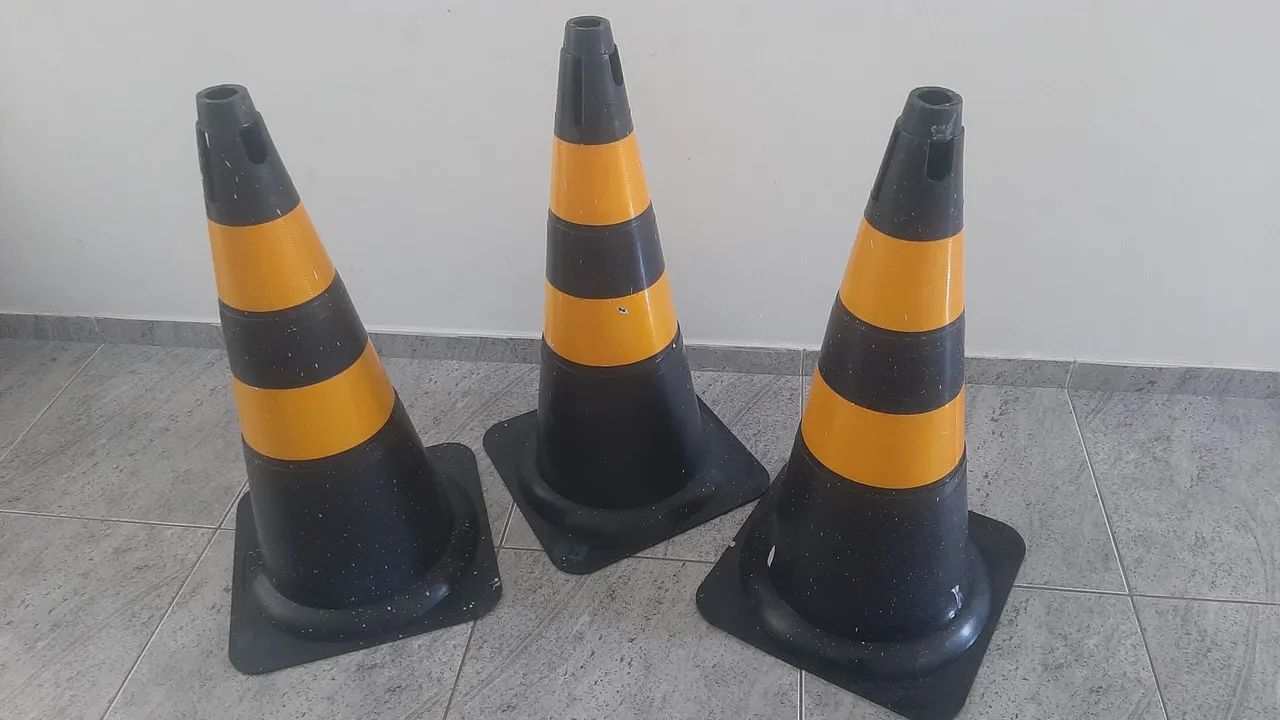 Cone de Sinalização em PVC 70cm - Preto e Amarelo - Foto 2