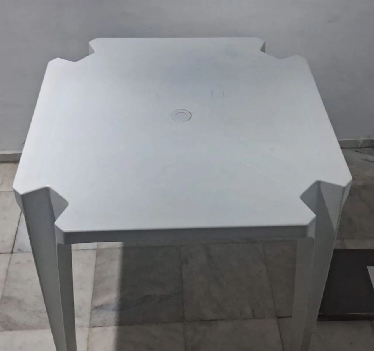 Mesa Quadrada de Plástico Branca | Resistente | Usada em Ótimo Estado<br> - Foto 3