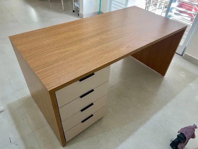 Mesa para escritório em MDF 160x70cm Louro Freijó com gaveteiro - Foto 2