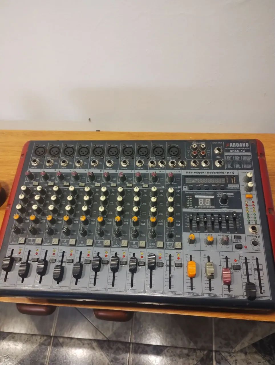 Mesa de som amplificada 1200W