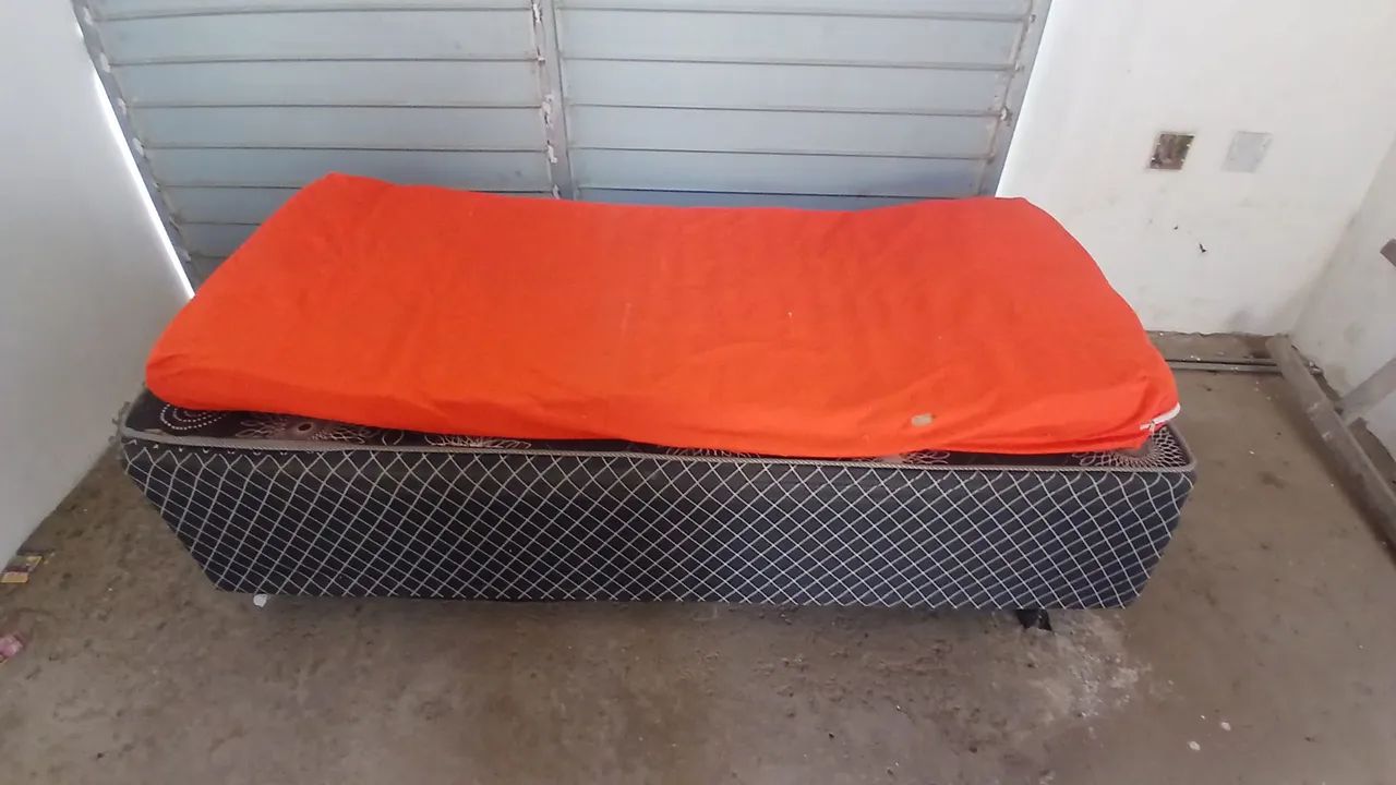 Vendo cama box solteiro com colchão  - Foto 3