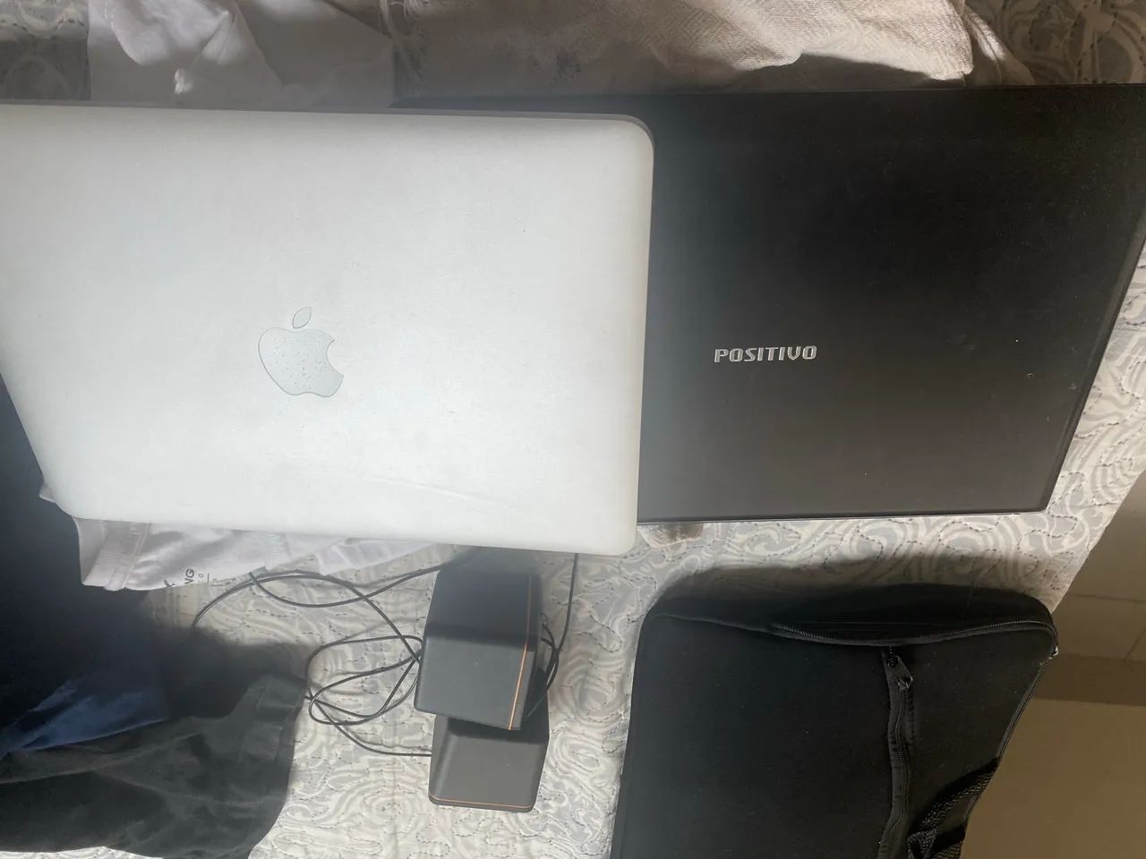 2 notebook (MacBook e Positivo)