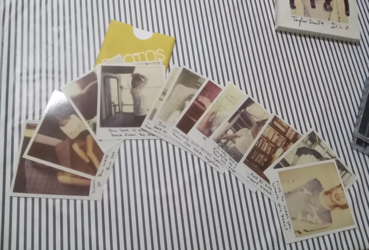 CD Taylor Swift 1989 Deluxe com polaroids - Foto 2