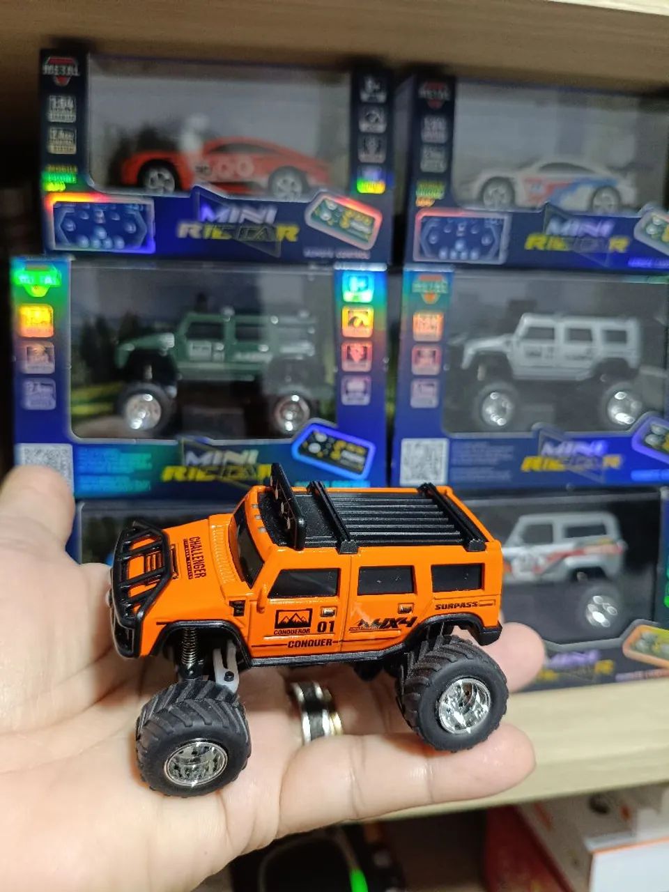 Miniatura de ferro e controle remoto 