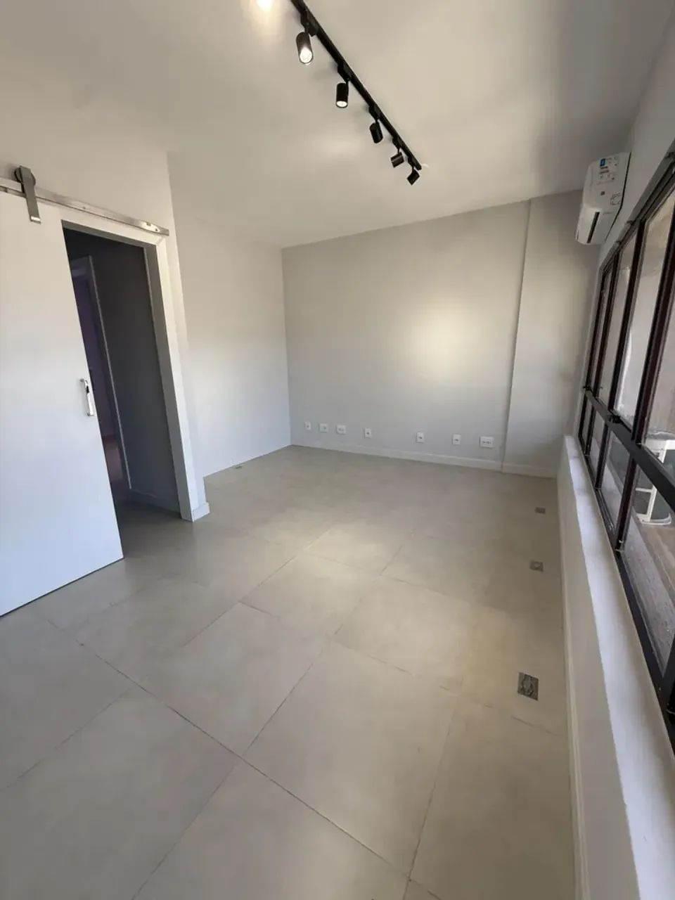 SALA COMERCIAL REFORMADA, ED. MASTER CENTER, SUBDIVIDIDA EM 2, C/ COPA E BANHEIRO, CENTRO - Foto 5