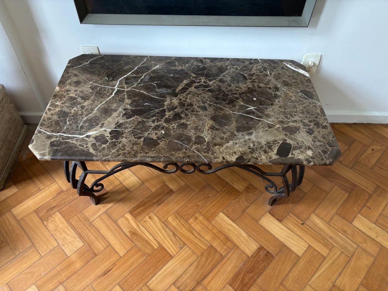 Mesa de centro base em ferro e tapo em mármore marrom imperial - Foto 2