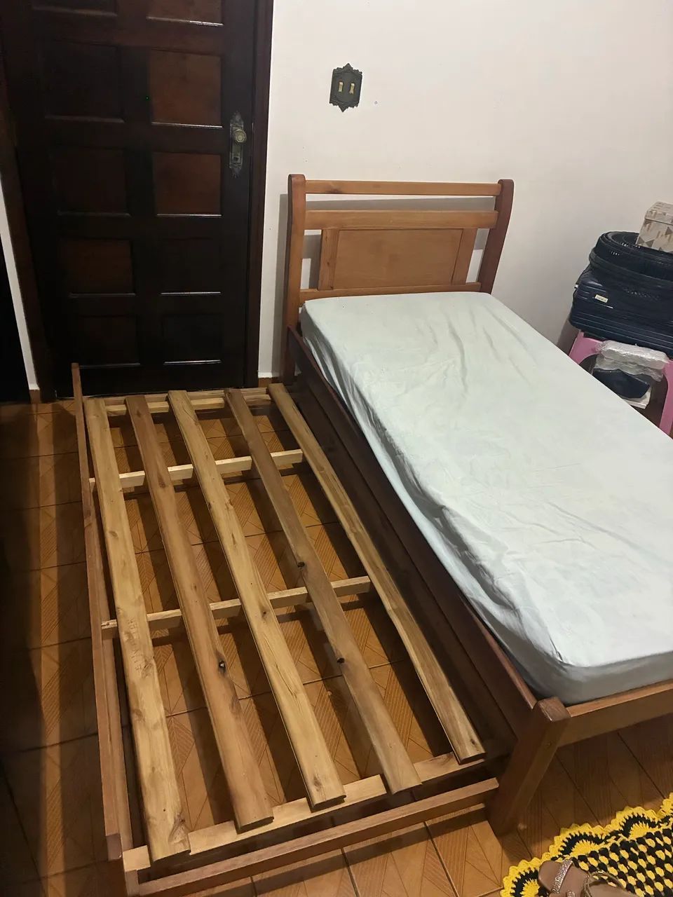 Cama de solteiro + 1 colchão 