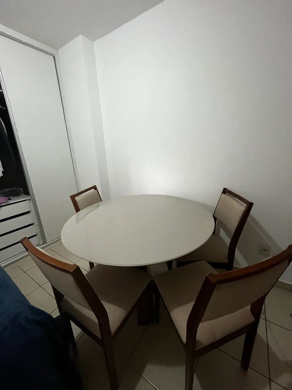 MESA com CADEIRAS QUASE NUNCA USADA  - Foto 4