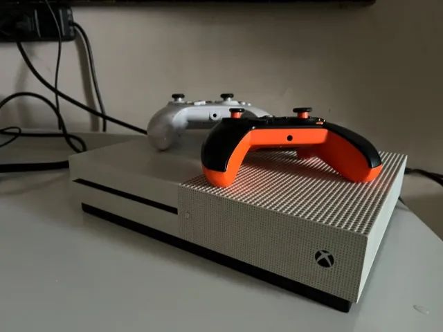 Xbox One 1TB + 2 Controles  - Foto 3