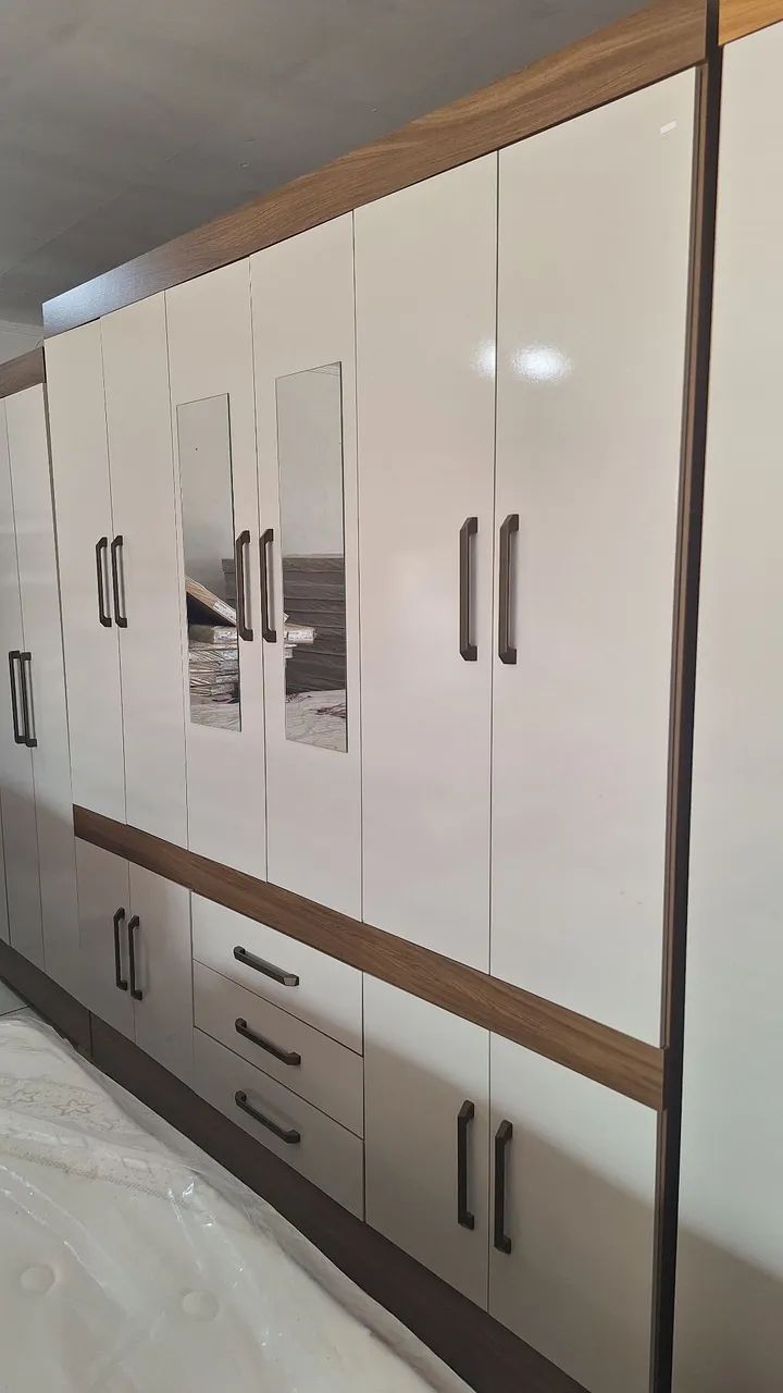 Guarda roupa com espelho