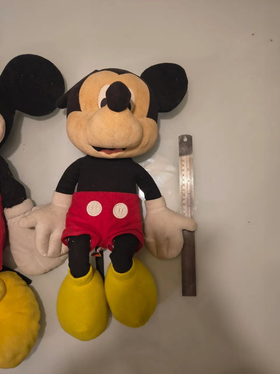 2 Mickeys pelúcia em excelente estado. - Foto 3