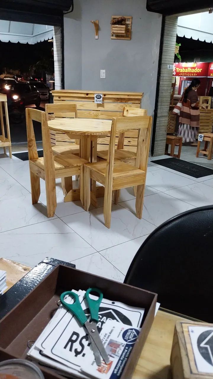 Conjunto de mesa e cadeiras - Foto 2