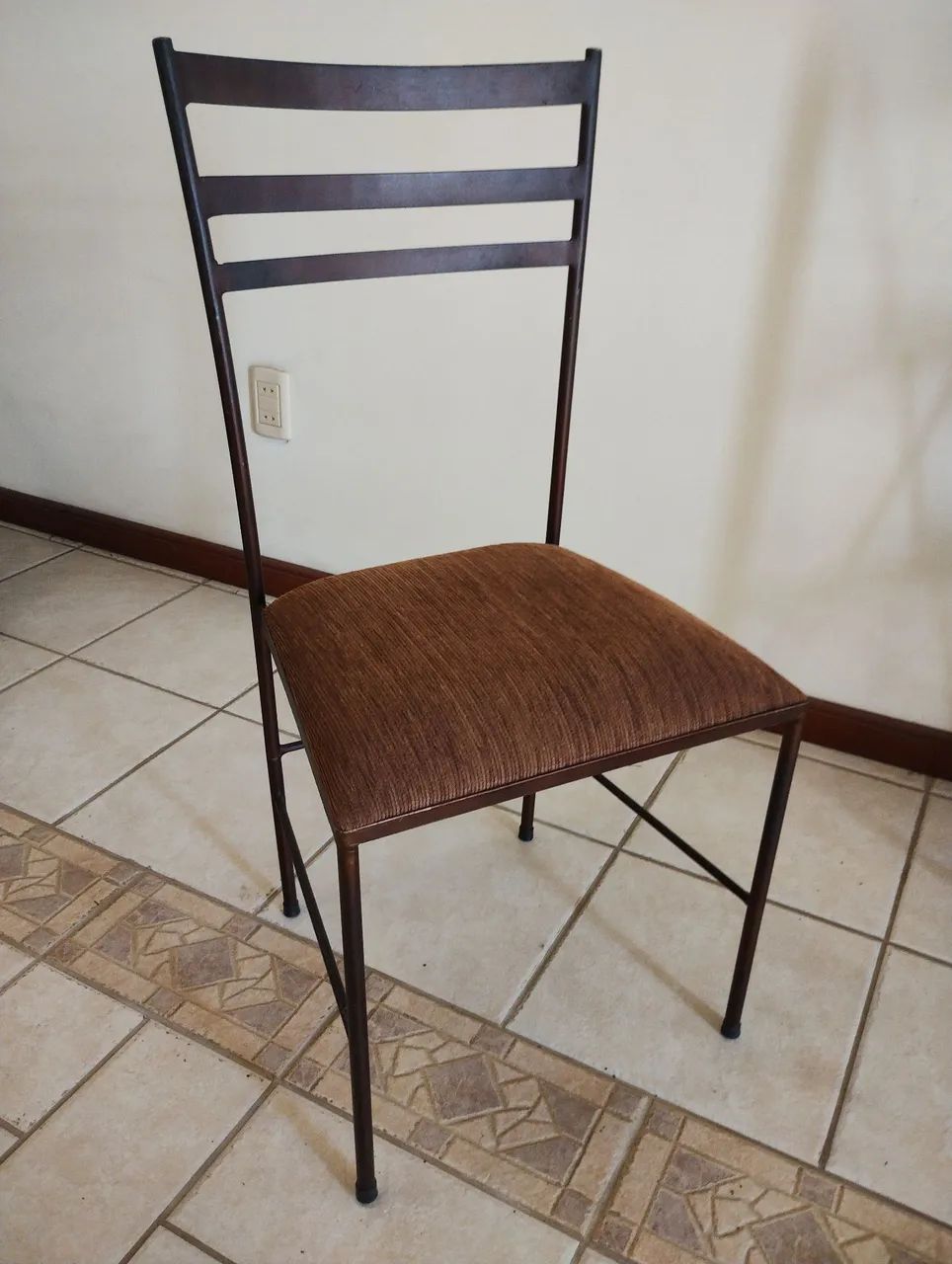 MESA DE JANTAR COM 4 CADEIRAS EM FERRO COM TAMPO DE VIDRO - Foto 4