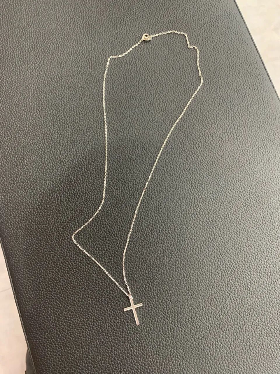 Cordão de prata com pingente de cruz