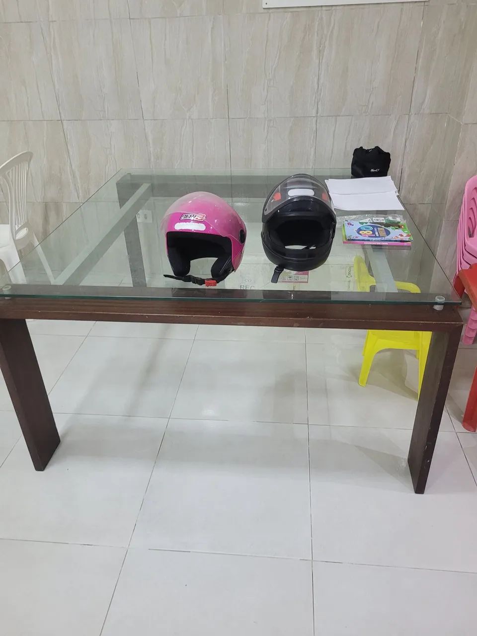 Vendo uma mesa de madeira com tampo de vidro  - Foto 2