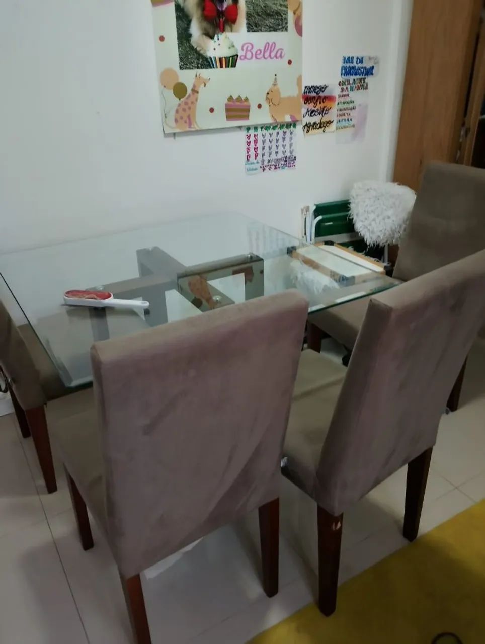MESA DE JANTAR COM CADEIRAS ESTOFADAS...