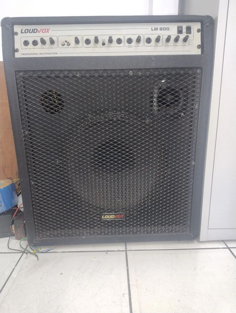 Caixa amplificada, marca LOUD VOX modelo LM 800