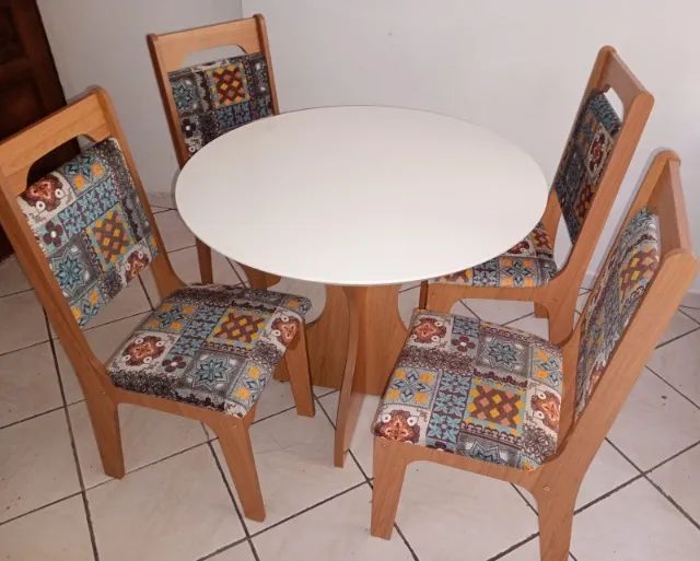 Mesa com 4 cadeiras  - Foto 2
