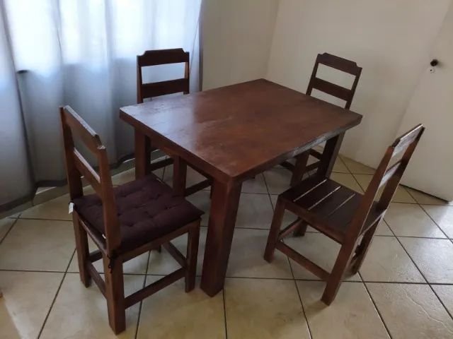 Conjunto Mesa e 4 Cadeiras de Madeira