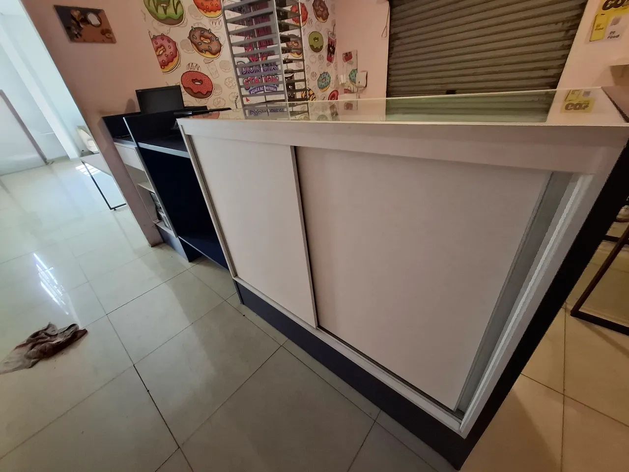 Balcão com vitrina fria e 10 bandeijas de  aluminio - Foto 3