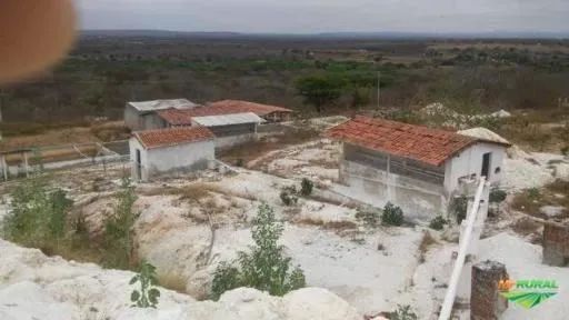 ÁREA RICA EM MINÉRIOS 