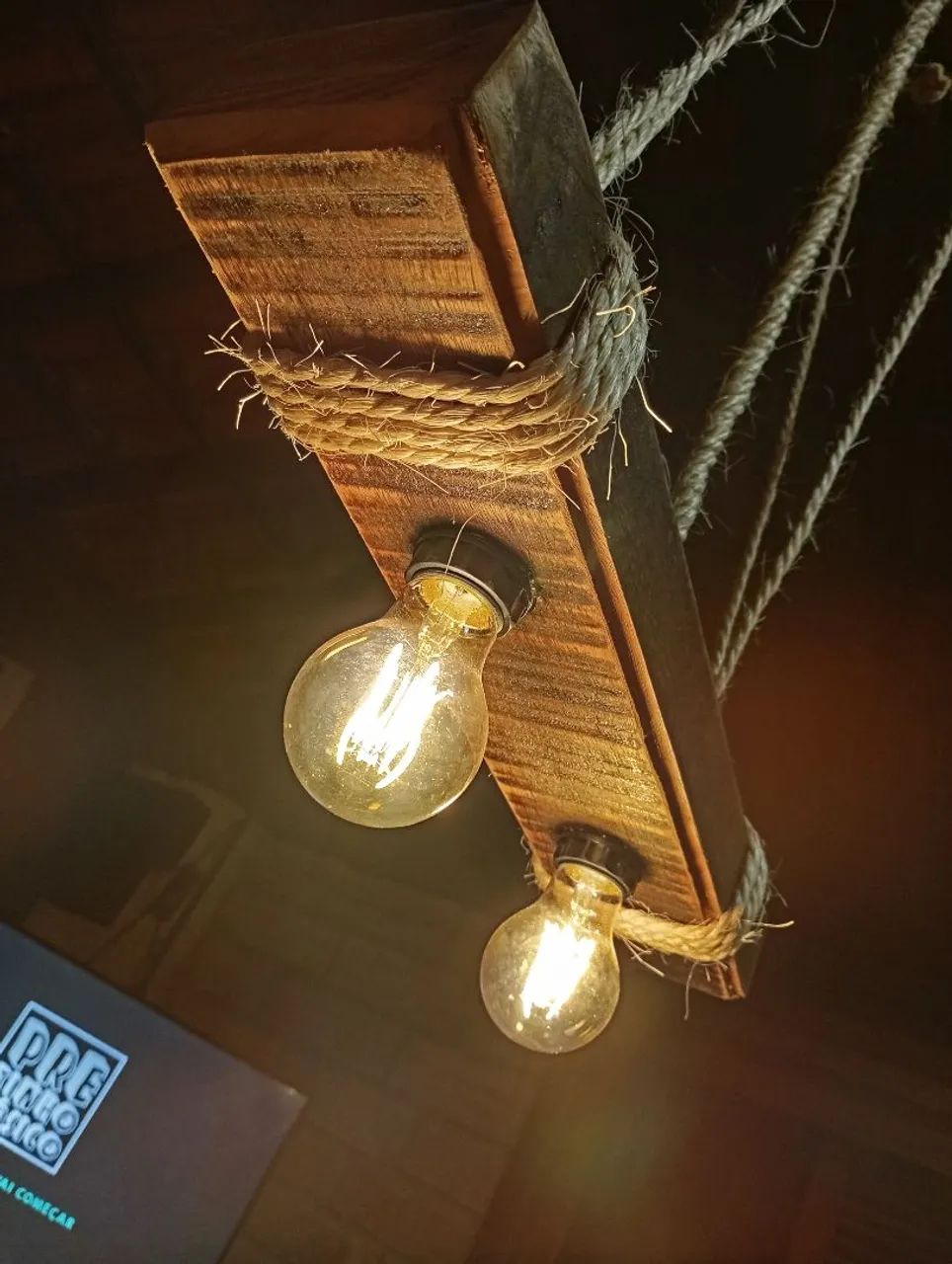LUMINÁRIA RÚSTICA ARTESANAL EM MADEIRA MACIÇA 2 LÂMPADAS