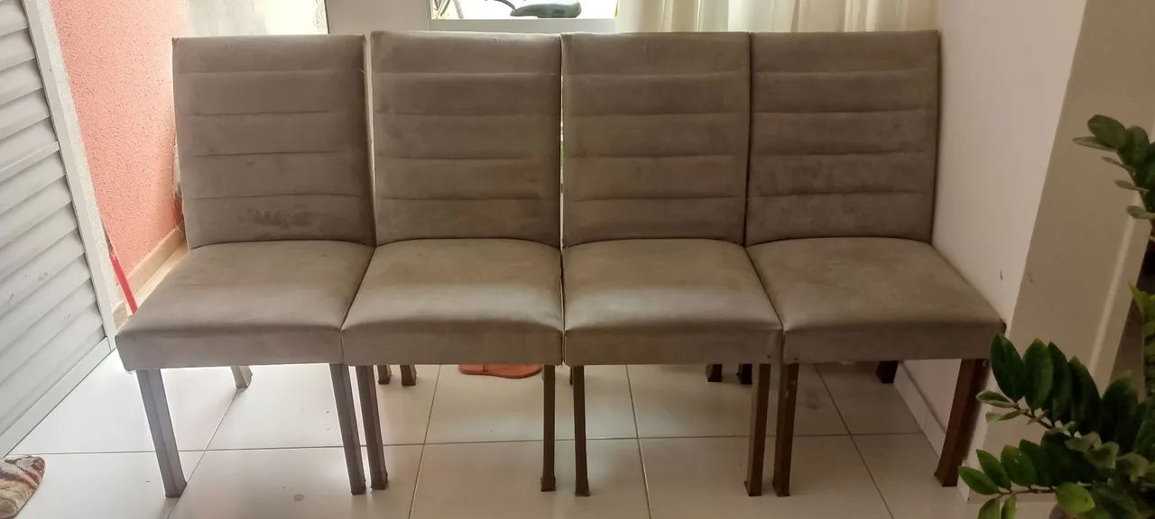 Cadeiras acolchoadas cinza com 4 capas beges para reformar usar como estão de 400 por 300 - Foto 3